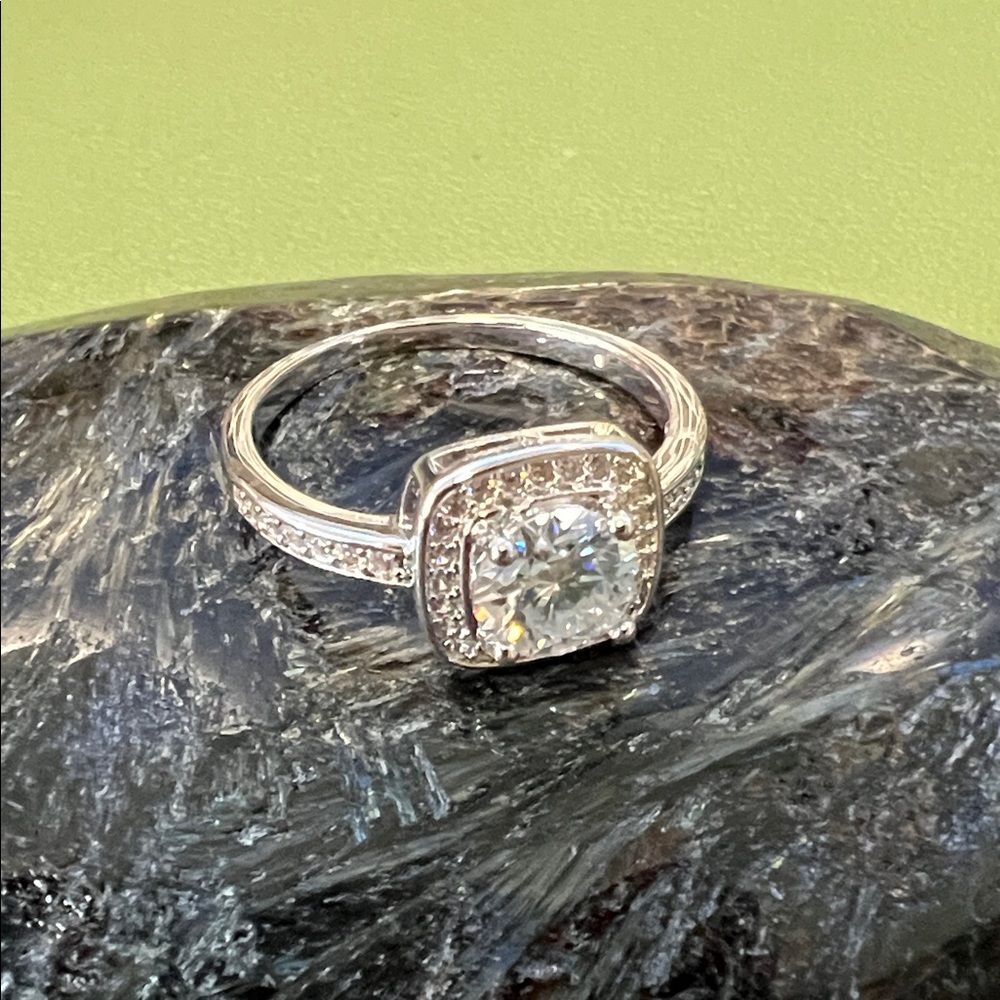 Gorgeous 1ct Moissanite Ring - Size 8 - Picture 2 of 7